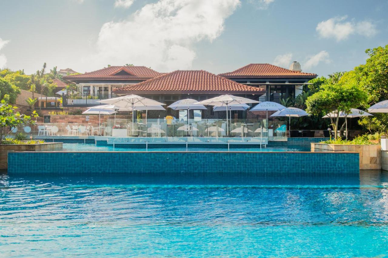 ホテル The Capital Zimbali バリート エクステリア 写真 The swimming pool at the resort