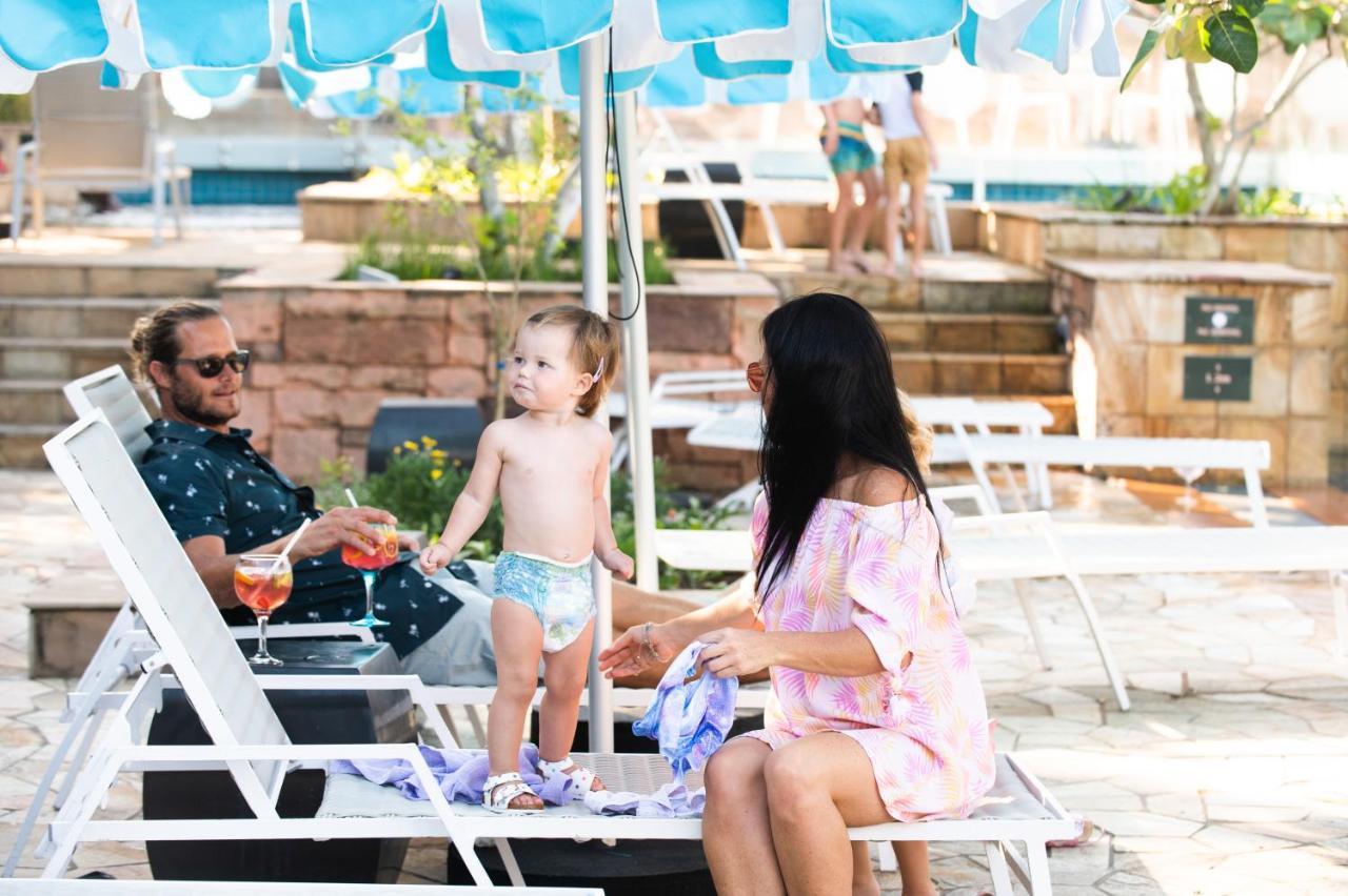 ホテル The Capital Zimbali バリート エクステリア 写真 Family at the pool