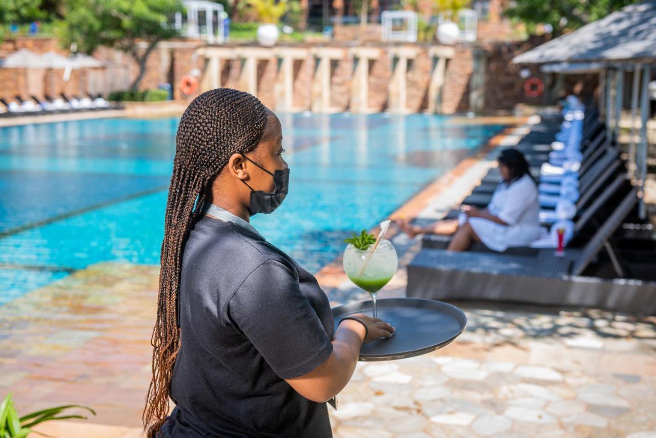 ホテル The Capital Zimbali バリート エクステリア 写真 A waitress wearing a face mask at a hotel in Kigali, Rwanda