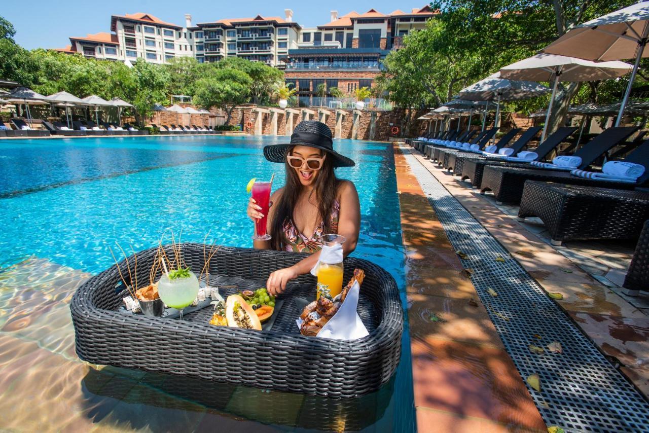 ホテル The Capital Zimbali バリート エクステリア 写真 A woman at a poolside lounge