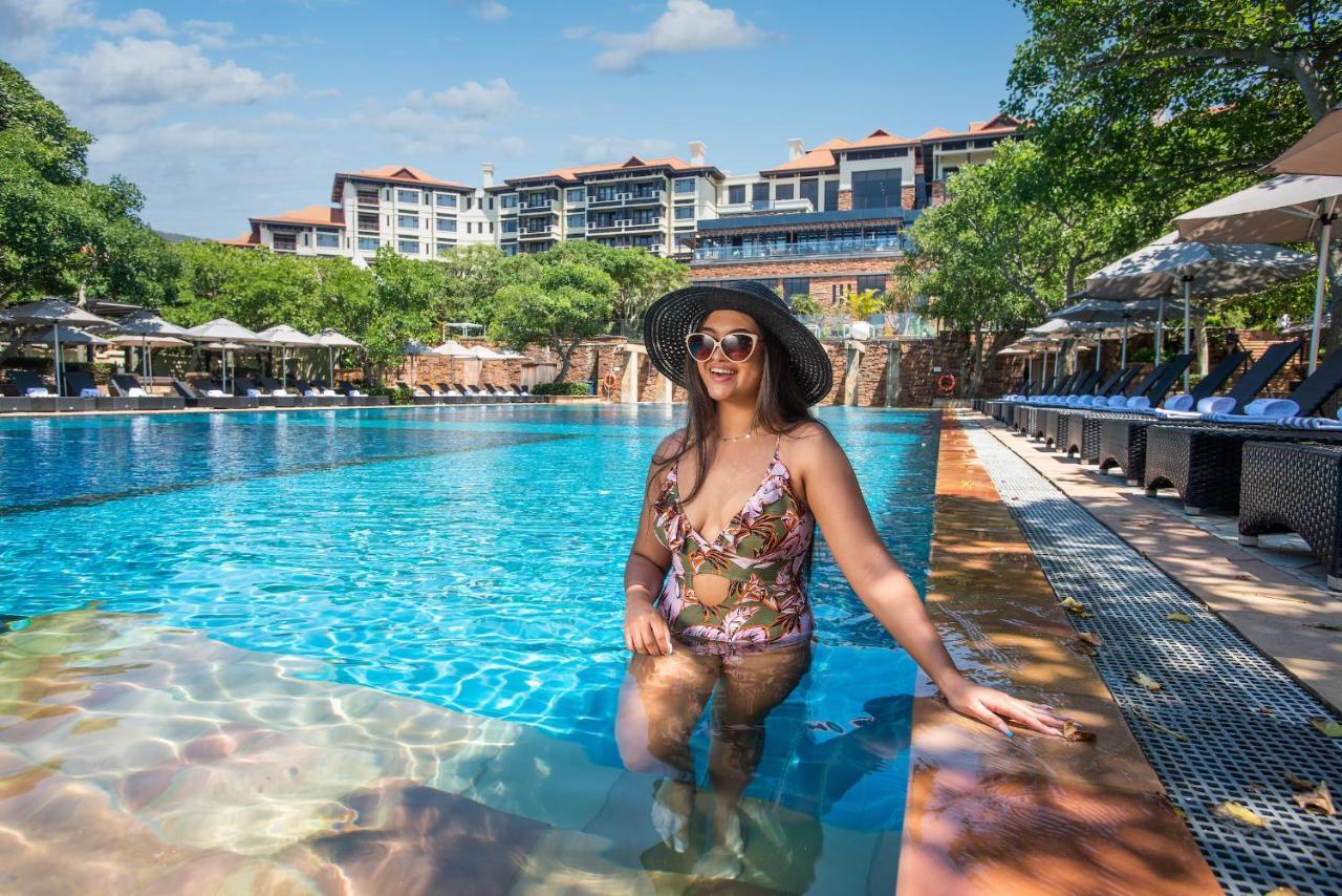 ホテル The Capital Zimbali バリート エクステリア 写真 A woman wearing a sun hat