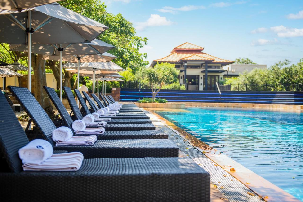 ホテル The Capital Zimbali バリート エクステリア 写真 The swimming pool at the hotel