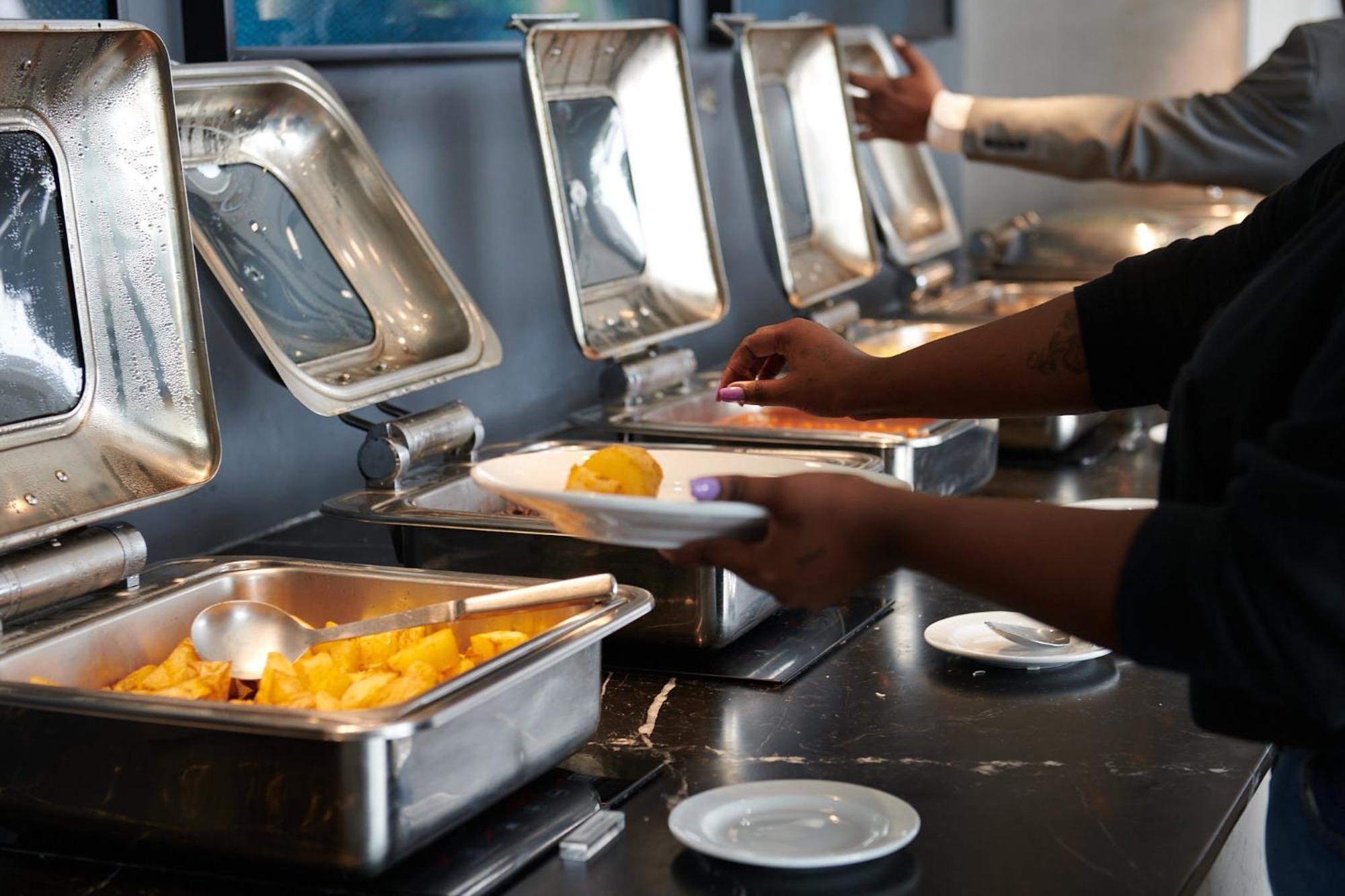 ホテル The Capital Zimbali バリート エクステリア 写真 A self-service buffet