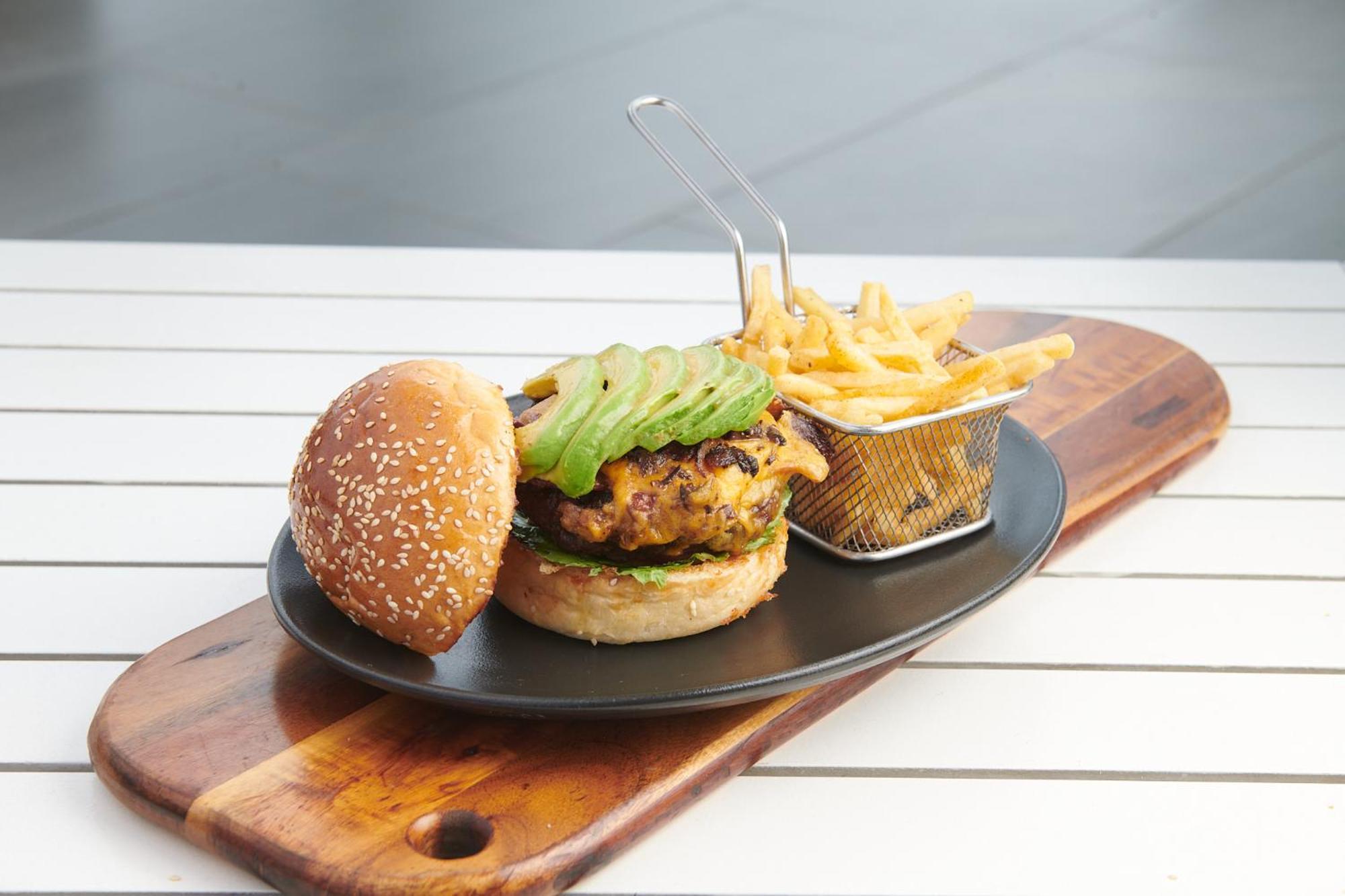 ホテル The Capital Zimbali バリート エクステリア 写真 A vegan burger with avocado and chips