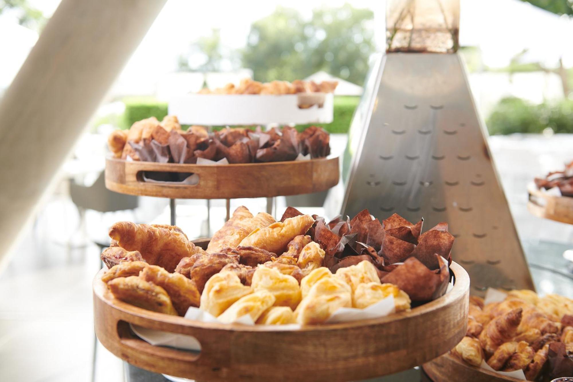 ホテル The Capital Zimbali バリート エクステリア 写真 A selection of pastries