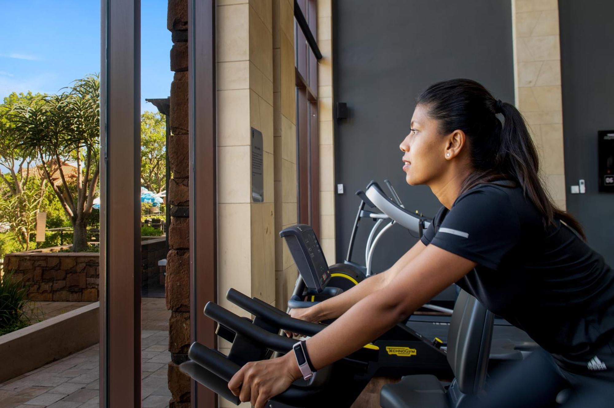 ホテル The Capital Zimbali バリート エクステリア 写真 A woman on a treadmill